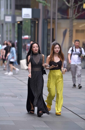 抓拍一对时尚美女逛街