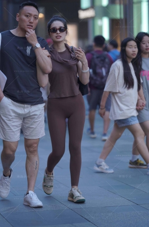 街拍棕色紧身套装美眉