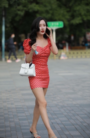 红色包臀裙小仙女