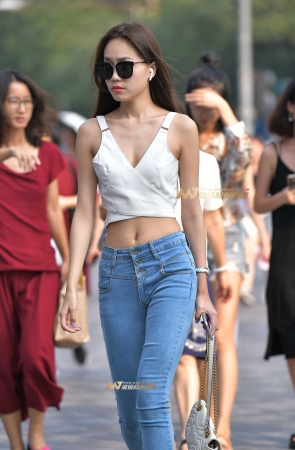 牛仔裤长腿美女