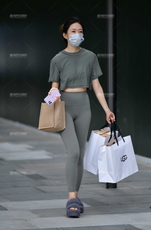 &独自购物紧身裤美女