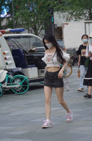 超短裙可爱小妹