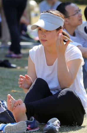 No1228 一双细嫩的少妇美足叠起了罗汉