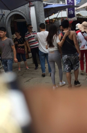 街拍大赛第三季----难得紧身灰裤妹妹