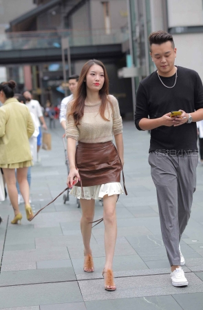 极品高颜值棕色群性感街拍美女