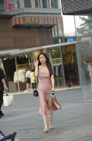 性感的吊带粉色长裙美女