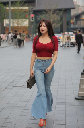 复古风喇叭牛仔裤