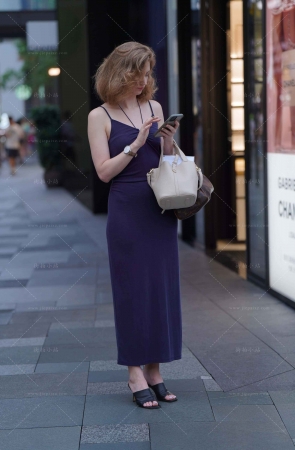 金发碧眼的吊带裙美女