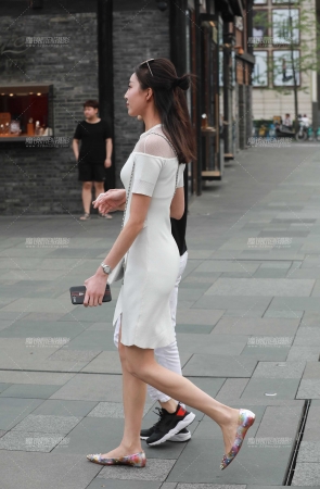 长相清秀高挑美眉