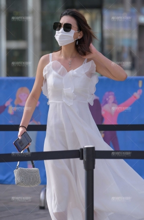 白色长裙气质美女