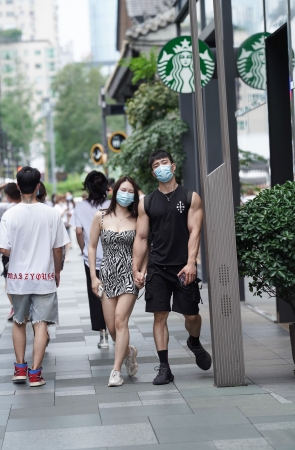 包臀吊带裙小姐姐