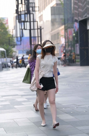 街拍魅力丝腿轻熟美女