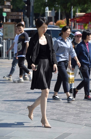街拍白皙苗条姐姐