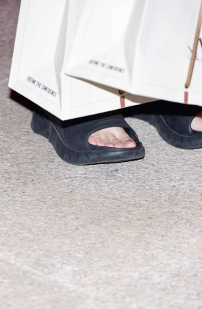 241010-22=43 黑裙轻熟女和她的闺蜜 8P