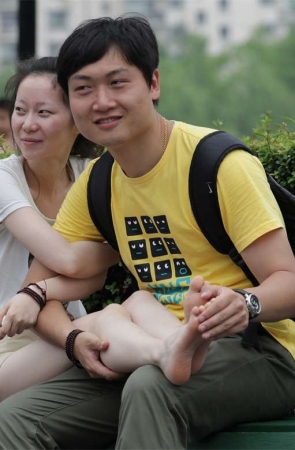 No1388 一脸幸福，是因为小脚都被男人细心把玩