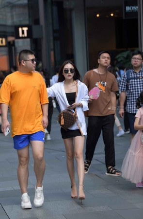 骨感的街拍高跟美女