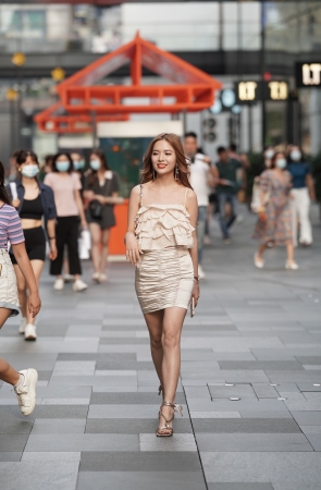 漂亮的吊带小姐姐