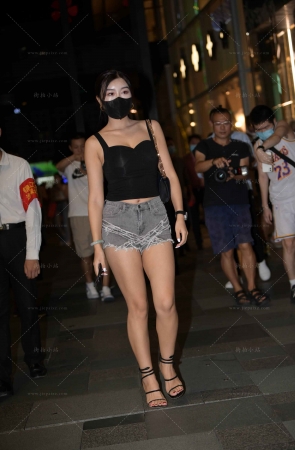 搭讪街拍大长腿热裤美女