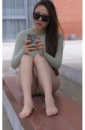 白色高腰短裤美女【套图+视频】