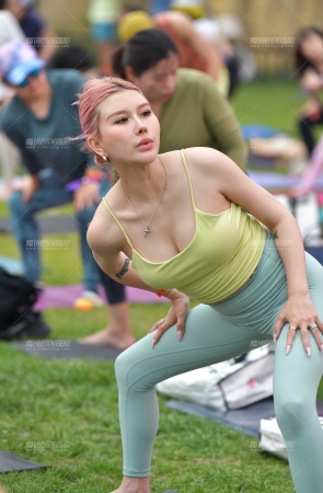 &漂亮浅绿瑜伽裤美女