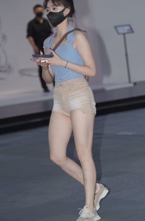 夜拍热裤美腿小姐姐(105P)