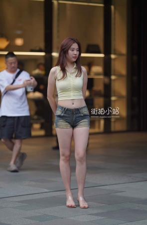 热裤紧牛长腿
