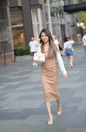 抓拍打电话的长裙小姐姐