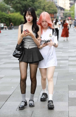 两位青春美少女