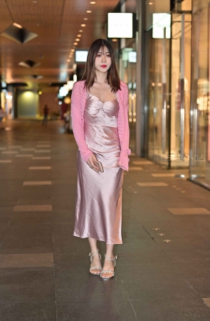 夜拍粉色长裙美女