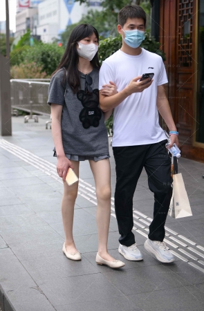 街拍灰色短裙平底鞋女盆友