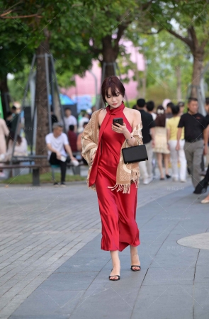 街拍红色长裙贵妇