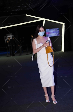 白裙低胸裙美足美女