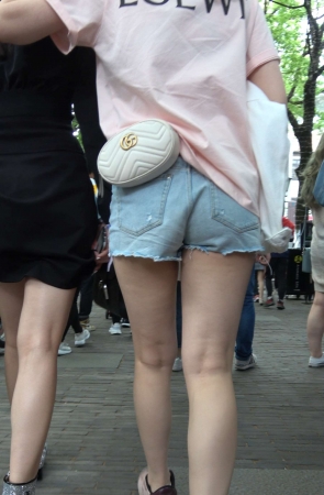 V39黑色系性感美腿黑帽子街拍美女 [101 GB/4K]