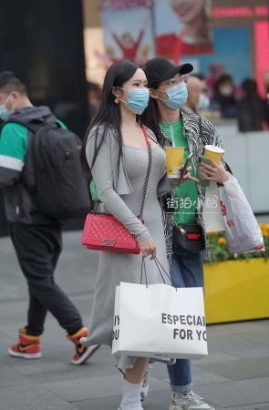 街拍灰色长裙微胖美眉