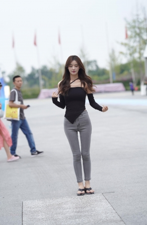 灰色牛仔裤美女
