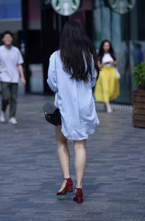 街拍美腿姐姐