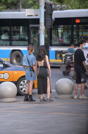 黑色连体包臀裙美女