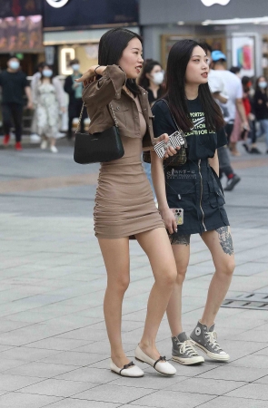 街拍短裙妹子
