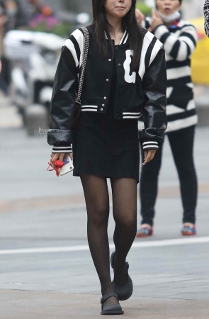 黑丝街拍短裙妹子