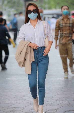 蓝色牛仔裤女朋友