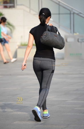 穿一身运动服的妹子（14P）