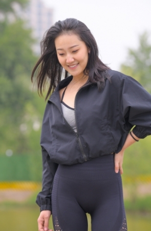 黑色紧身瑜伽裤美女