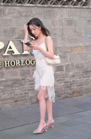 漂亮的白裙美女