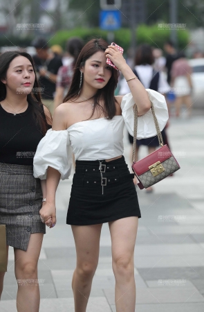 抹胸短裙小美眉