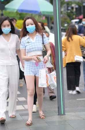 偶遇居家热裤套装轻熟美人