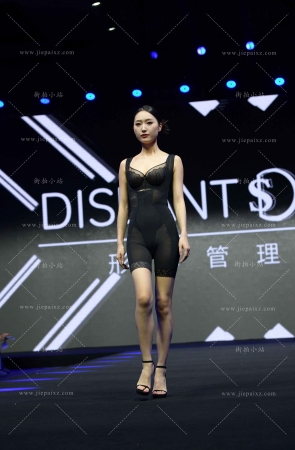 黑色束身内衣模特 [19P]