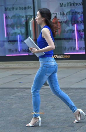 牛仔美女尽显好身材