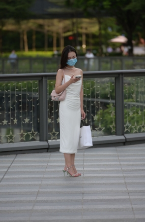 白色包屯裙美女