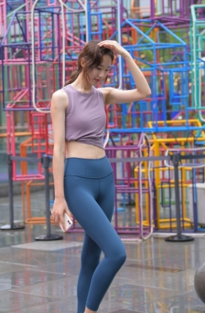 蓝色瑜伽裤运动系高挑美女