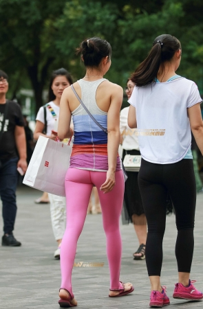 养眼贴身的紧身裤 美不胜收!